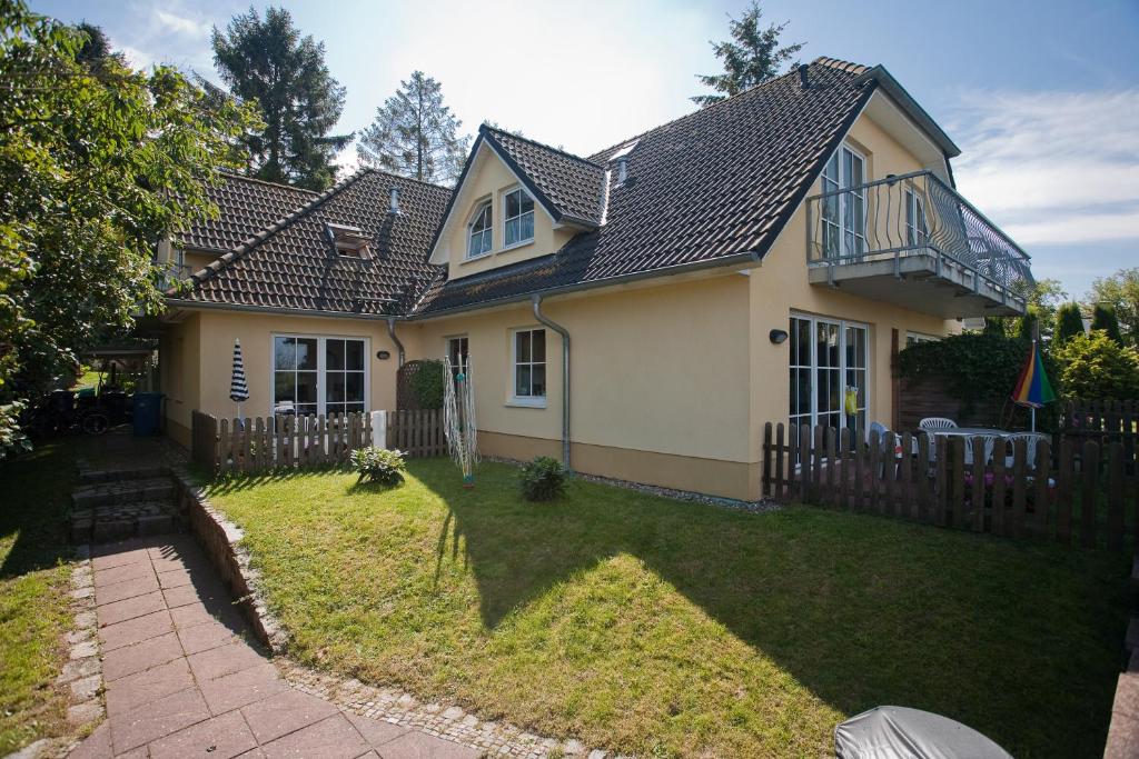 a house with a fence in the yard at Haus Seeblick-Binz in Binz