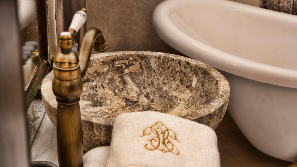 Koupelna v ubytování Conacul Coroanei Luxury Boutique Hotel