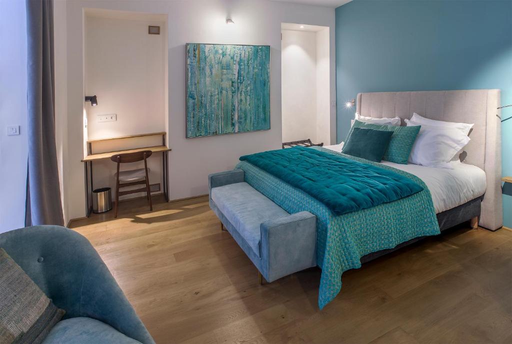 Un pat sau paturi într-o cameră la Eco-Lodge City - Appart'Hôtel - VILLA CÔTÉ PLATEAU - Hyper Centre - 3 Étoiles Certifiées-