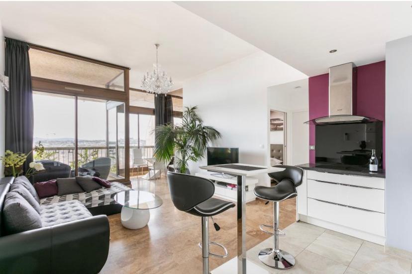 cocina y sala de estar con mesa y sillas en Loft Triangle comedie, Parking free en Montpellier