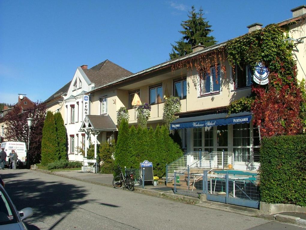 ein Haus mit Efeu, der nebenbei wächst in der Unterkunft Pension Wachau in Klagenfurt am Wörthersee