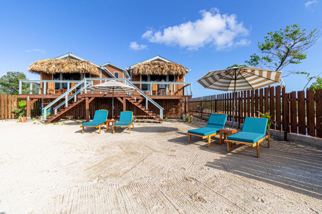 - un groupe de chaises longues et de parasols sur une plage dans l'établissement Casa Nova Cabanas, à San Pedro