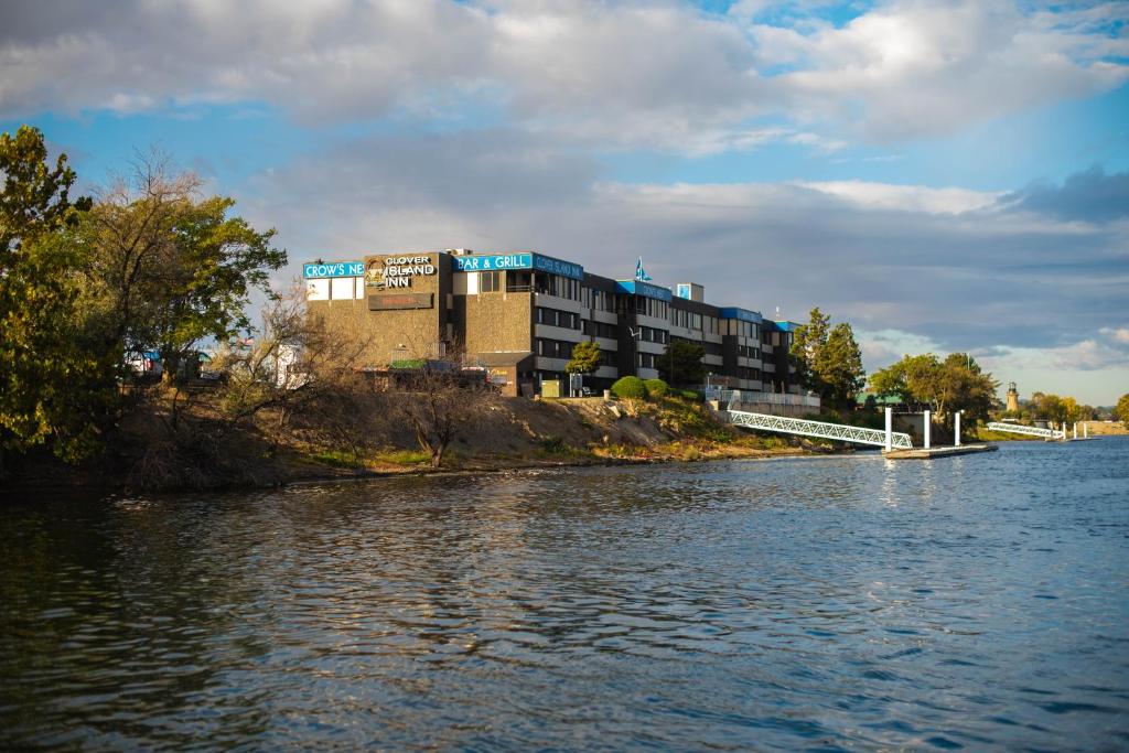 Výhled na řeku, která protéká v blízkosti hotelu