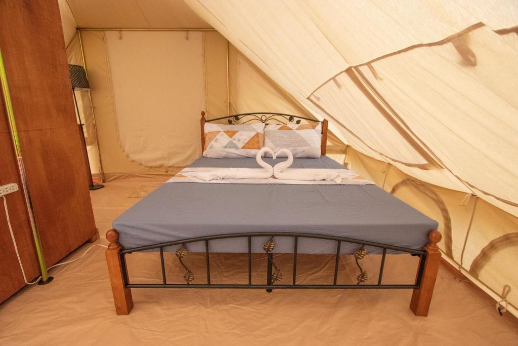 Postel nebo postele na pokoji v ubytování The Acacia Glamping Park