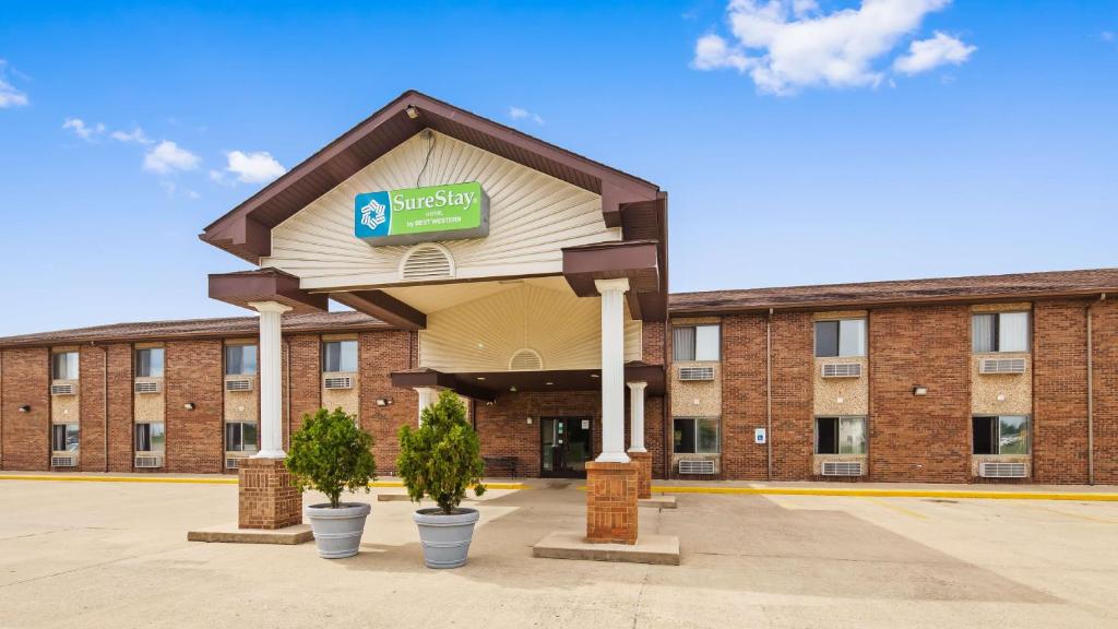 una representación de la parte delantera de un edificio hospitalario en SureStay Hotel by Best Western Greenville, en Greenville