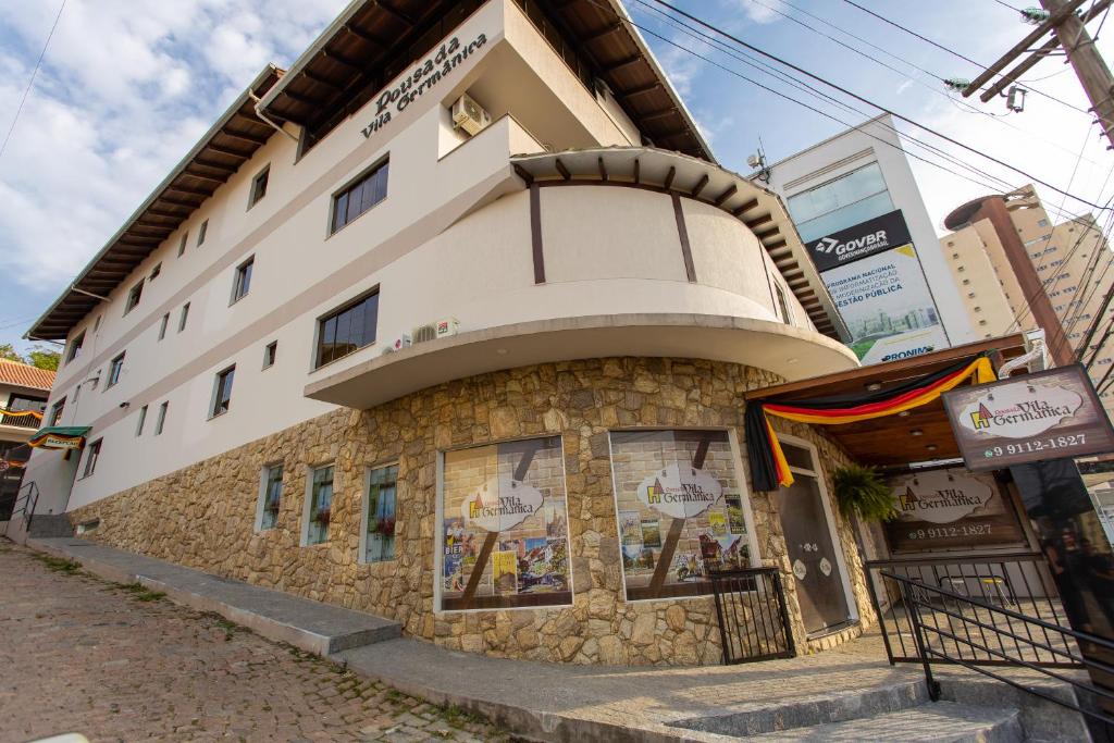 un edificio al lado de una calle en Hotel Vila Germânica, en Blumenau