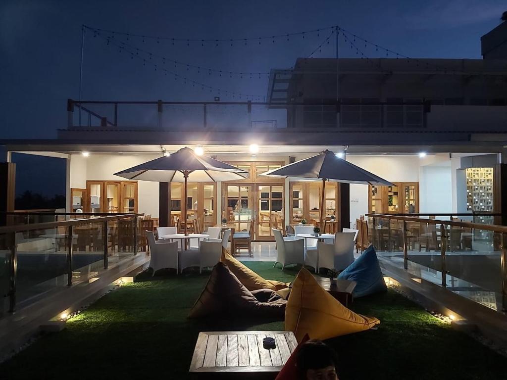 Patio nebo venkovní prostory v ubytování Luminor Hotel Banyuwangi By WH