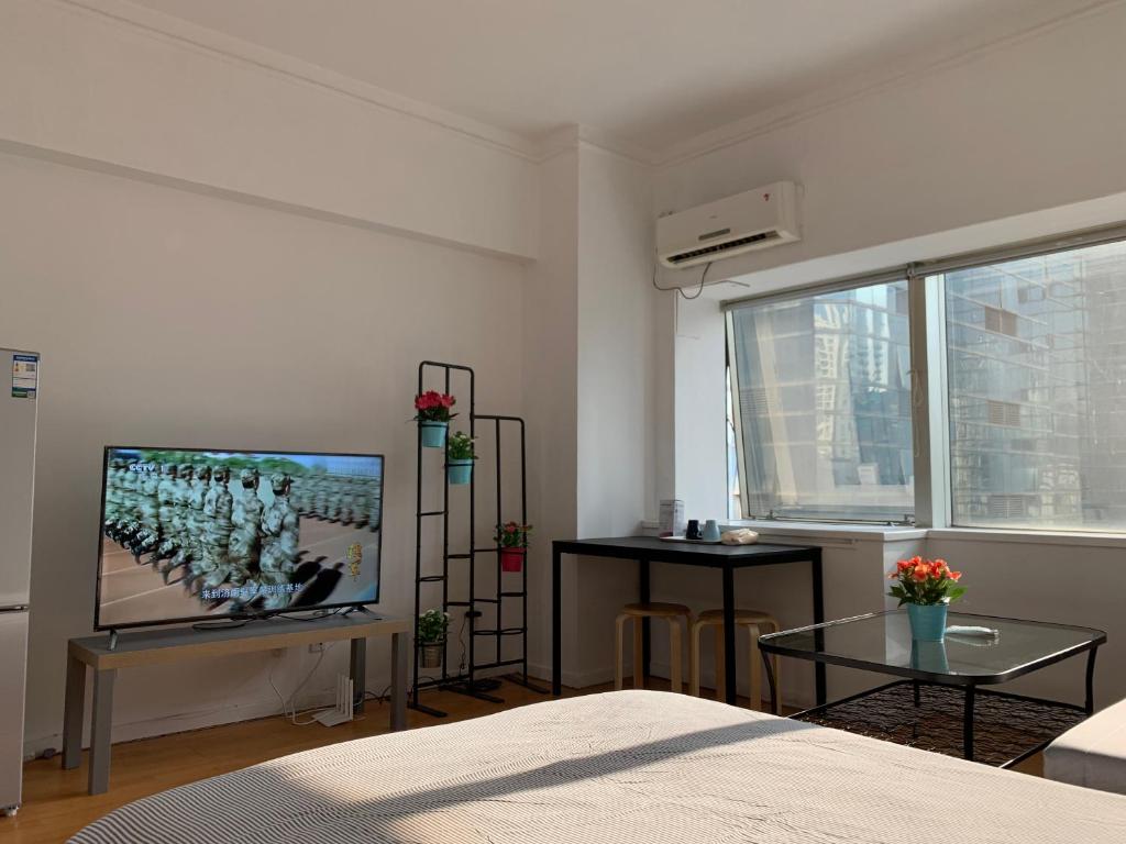 TV a/nebo společenská místnost v ubytování iNestin Shanghai Apt Lujiazui