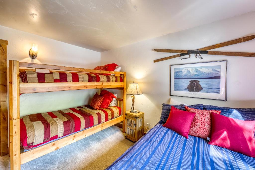 Postel nebo postele na pokoji v ubytování Timberfalls Hideaway