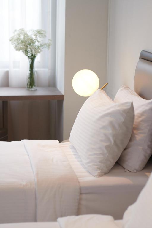 Postel nebo postele na pokoji v ubytování J-Hotel by Dorsett