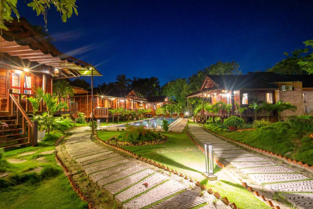 フーコックにあるAnna Pham Bungalowの夜のリゾートの景色