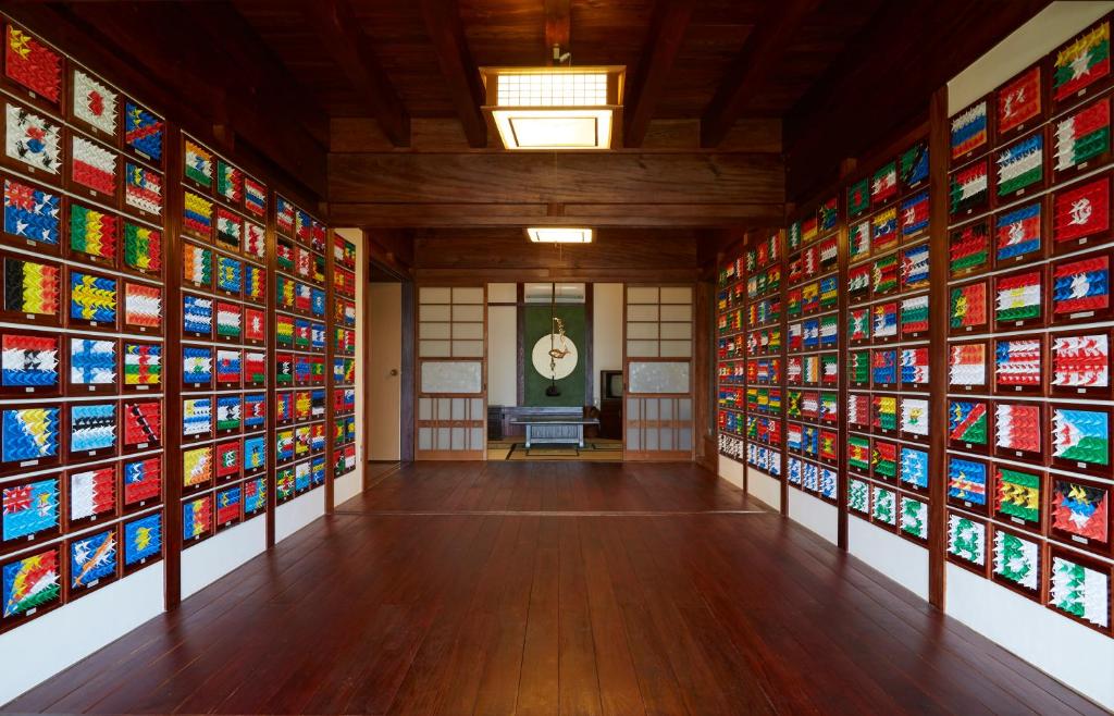 um quarto com uma parede de vitrais em Guesthouse Wasabi em Iki