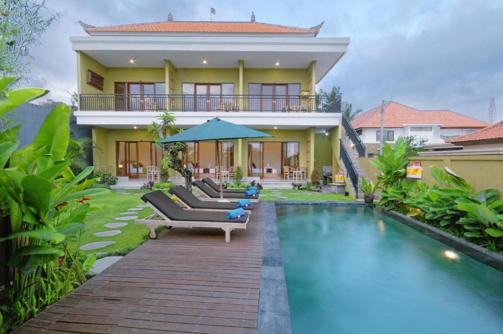 een afbeelding van een villa met zwembad bij Jegeg Mas in Ubud