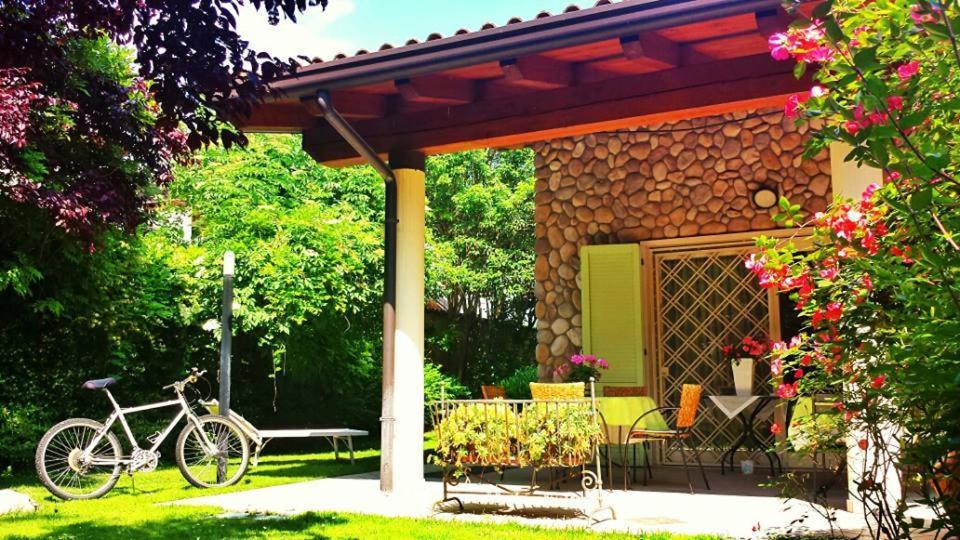 a bike parked in front of a house at A Casa Di Manu B&B in Desenzano del Garda