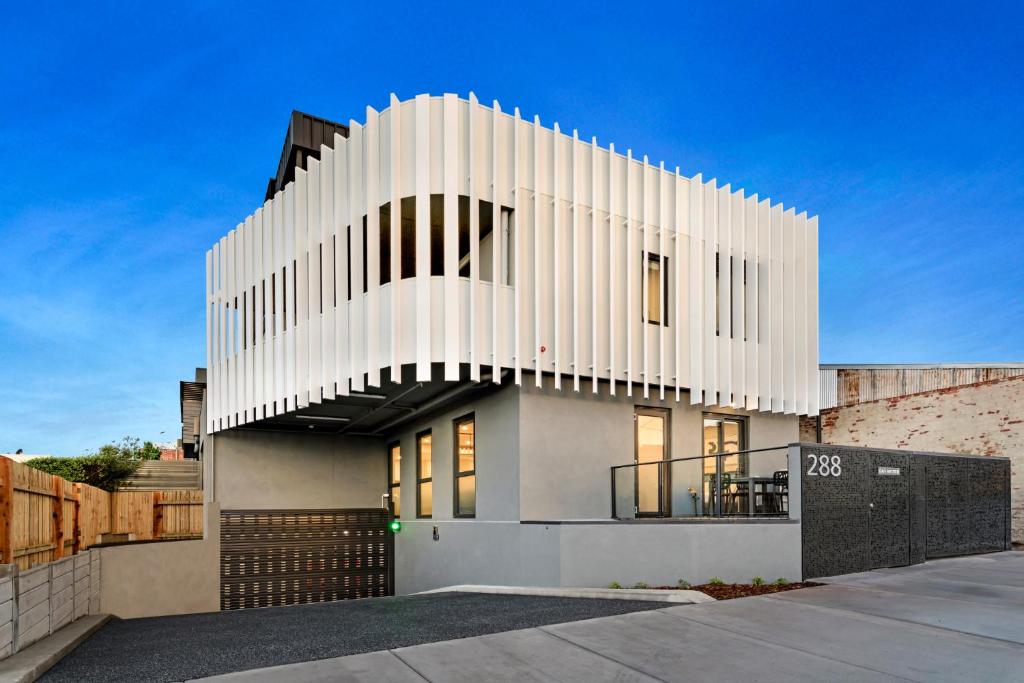 un edificio con una fachada blanca con en Manhattan Apartments - Glen Iris en Melbourne