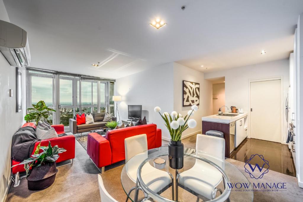 uma sala de estar com um sofá vermelho e uma mesa em WOW Apartment on Swanston em Melbourne