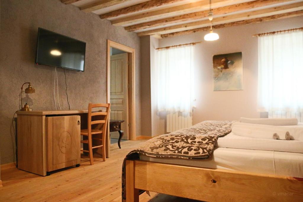 Televízia a/alebo spoločenská miestnosť v ubytovaní Casa Lenka