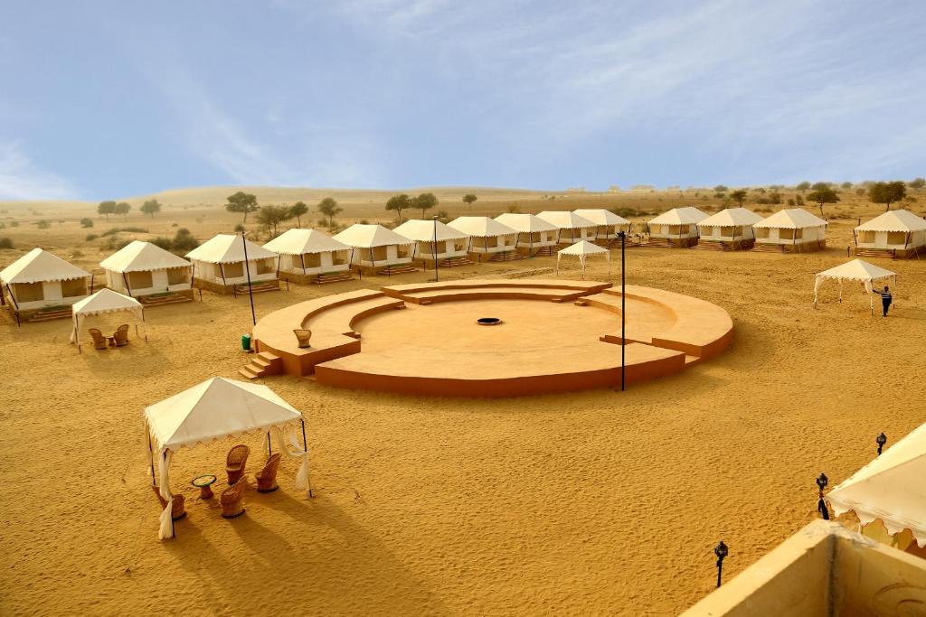 eine Gruppe von Zelten inmitten einer Wüste in der Unterkunft Exotic Luxury Camps in Jaisalmer