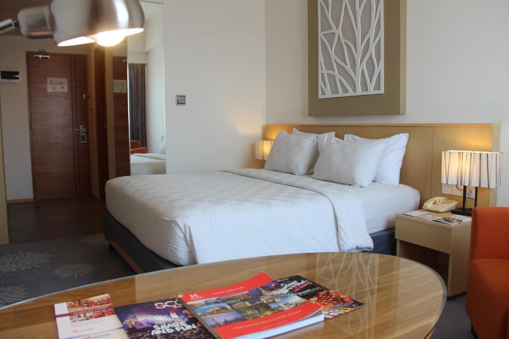 Postel nebo postele na pokoji v ubytování Swiss-Belinn Manyar