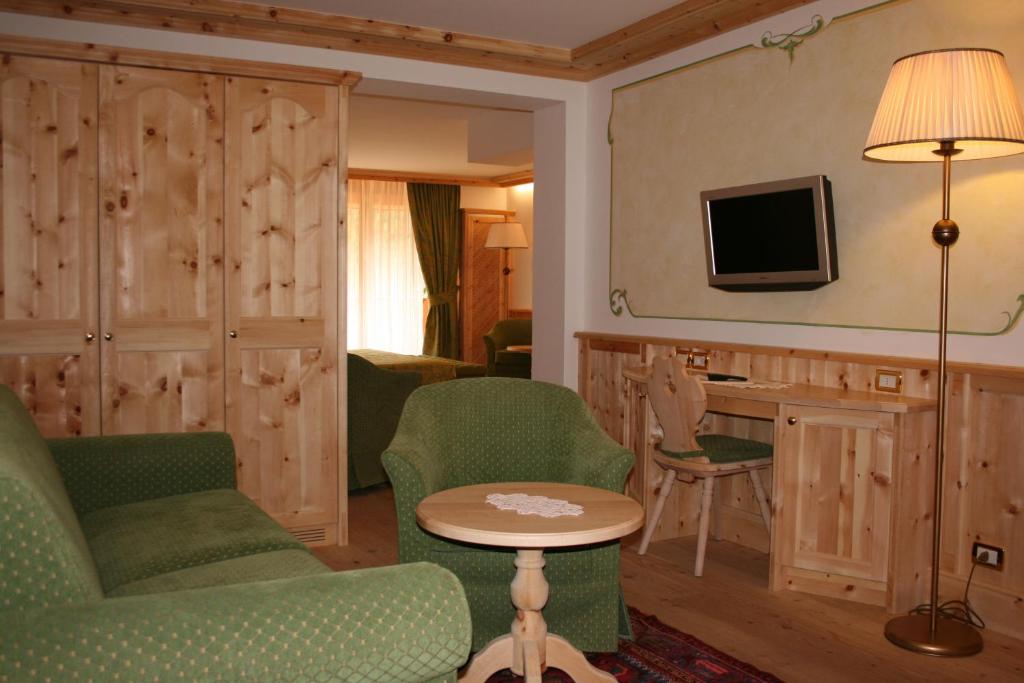 TV a/nebo společenská místnost v ubytování Hotel Lorenzetti