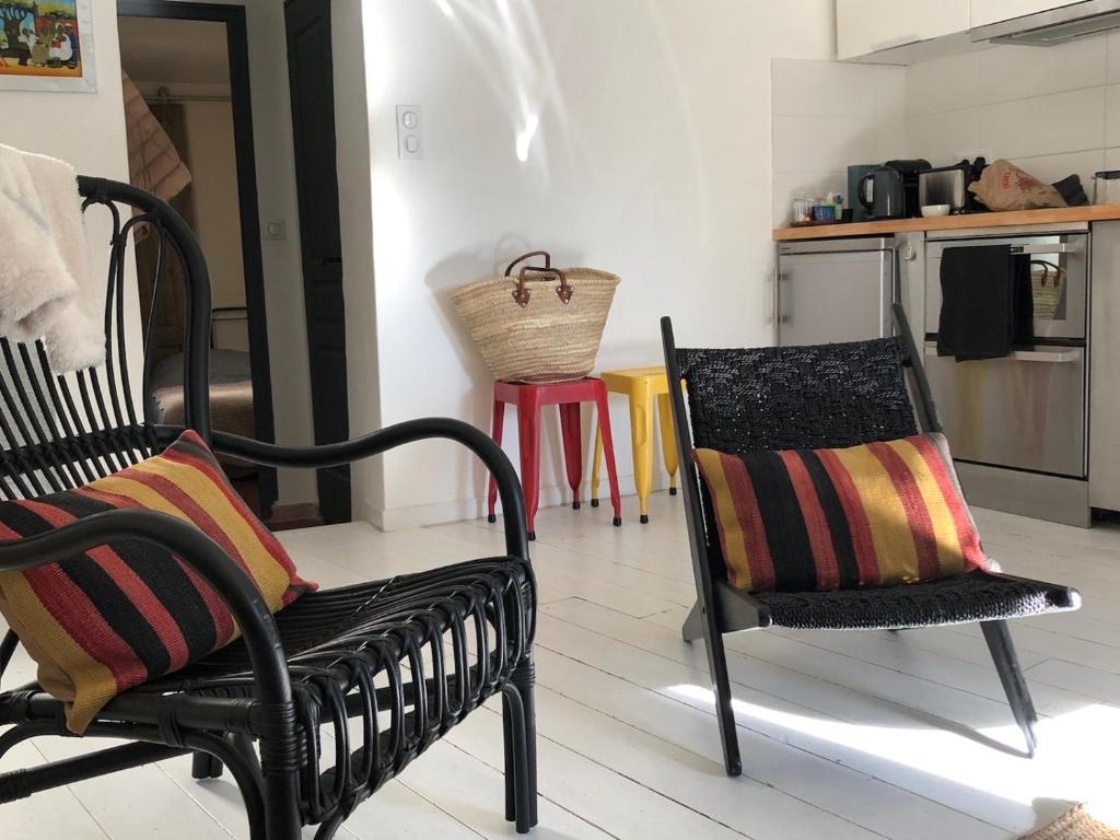リル・シュル・ラ・ソルギュにあるNo Stress Luberonのリビングルーム(椅子2脚付)、キッチン
