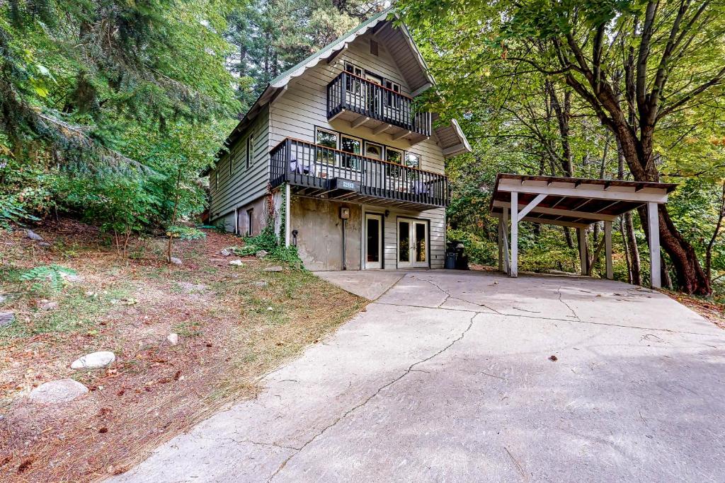 duży dom z balkonem i podjazdem w obiekcie Ridge View Retreat - 3 Bed 2 Bath Vacation home in Lake Wenatchee w mieście Leavenworth