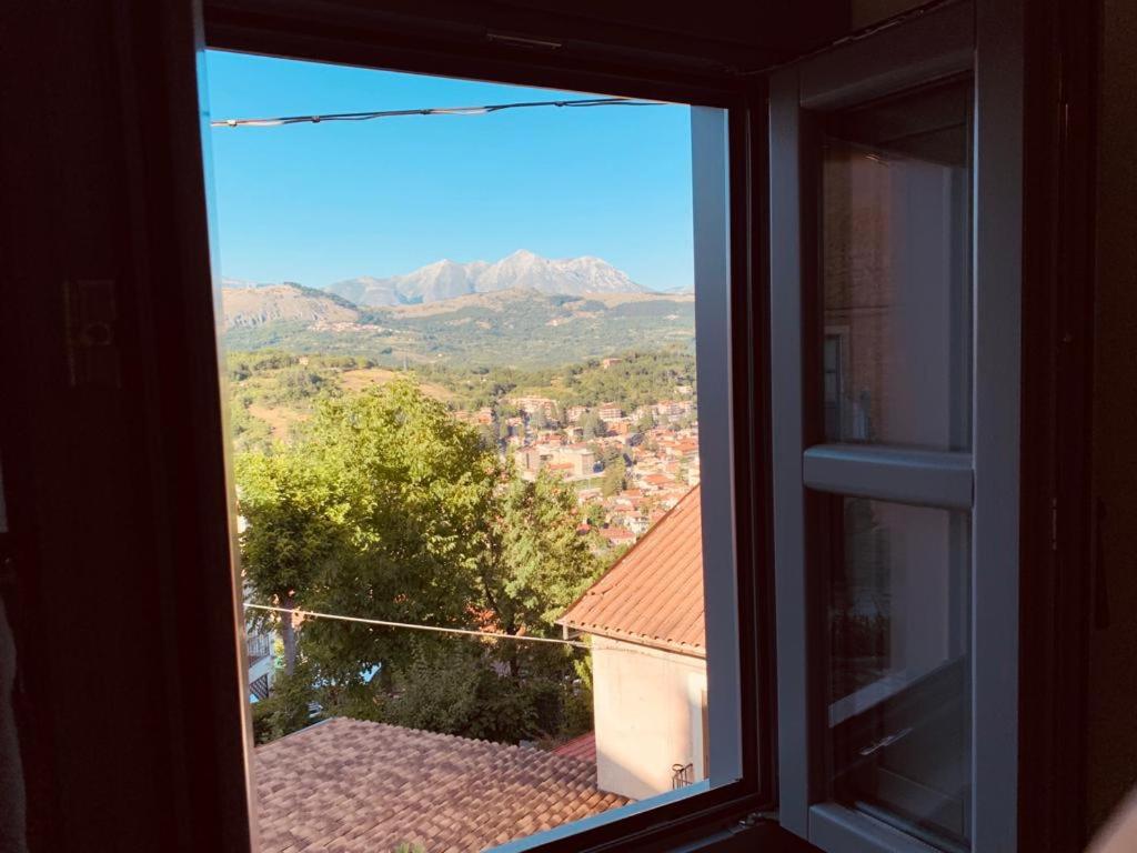 widok z okna miasta w obiekcie Piccola dimora accogliente e molto panoramica w mieście Tagliacozzo