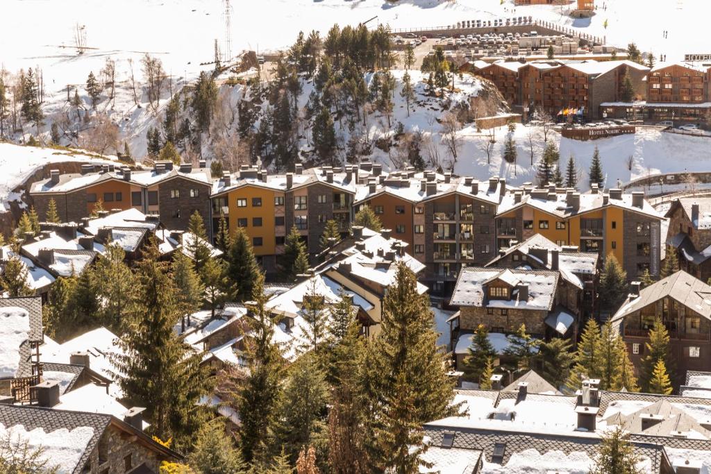 uma vista aérea de uma cidade na neve em Pierre & Vacances Andorra El Tarter em El Tarter