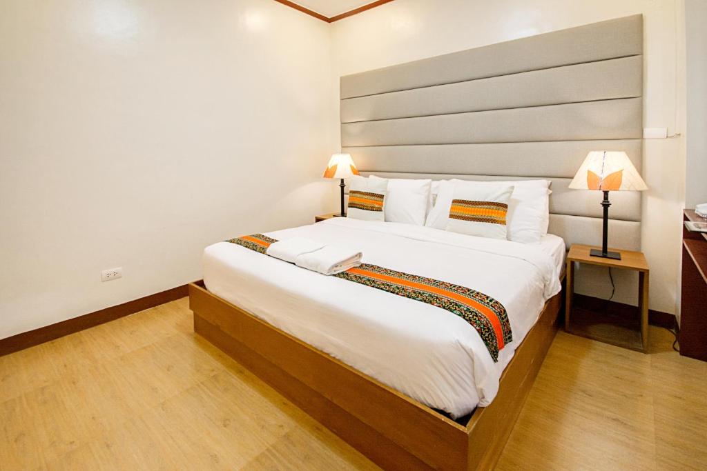 Postel nebo postele na pokoji v ubytování Sur Beach Resort Boracay