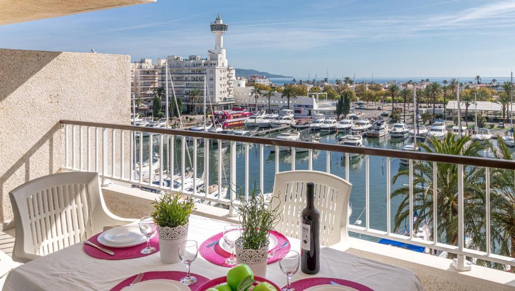 una mesa en un balcón con vistas al puerto deportivo en Apart-rent Apartamento Port Grec 0175, en Empuriabrava