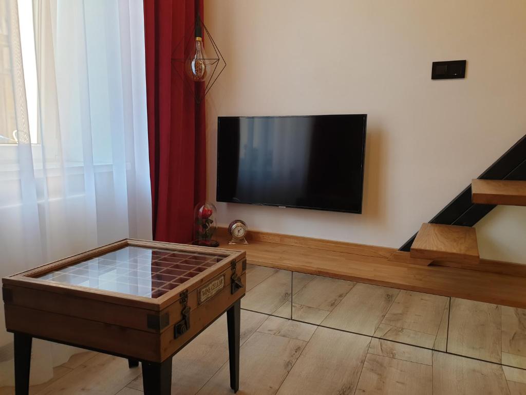 Televízia a/alebo spoločenská miestnosť v ubytovaní LOFT-to-be Apartment