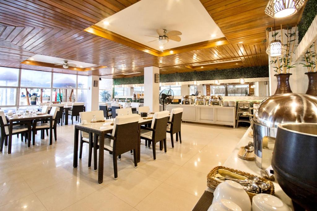 Restaurace v ubytování Sur Beach Resort Boracay