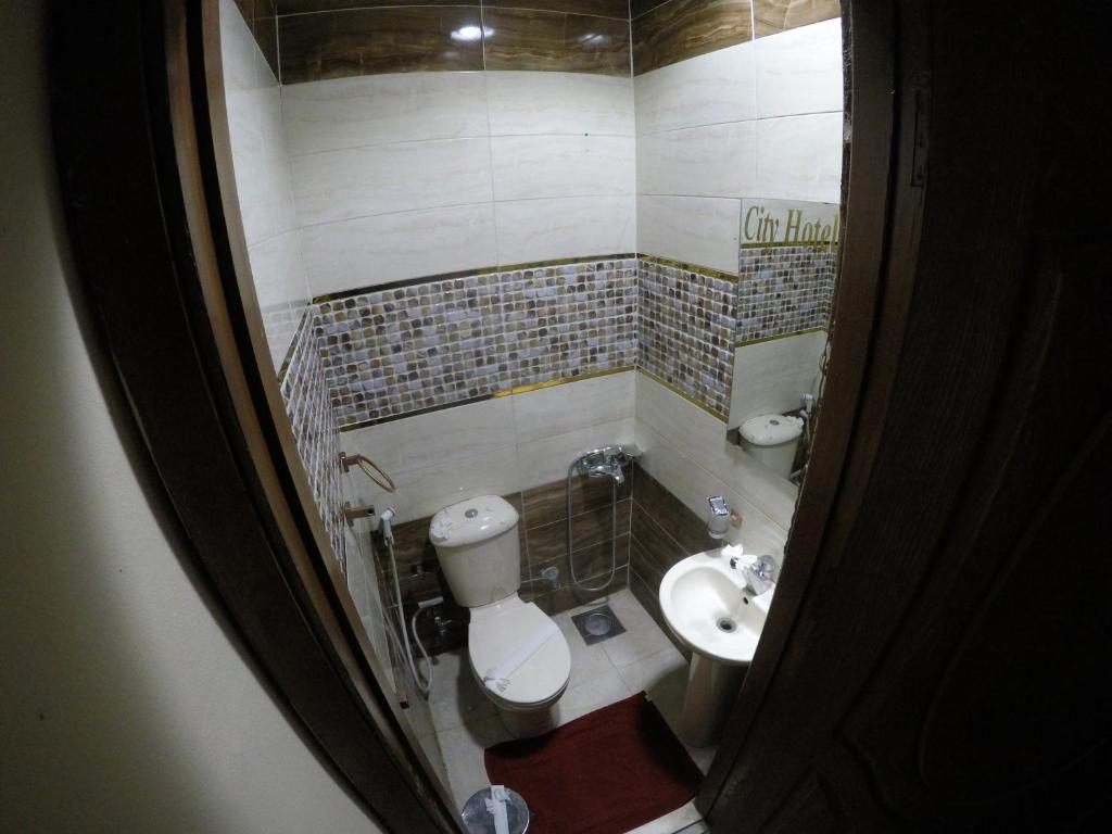 Koupelna v ubytování City Hotel