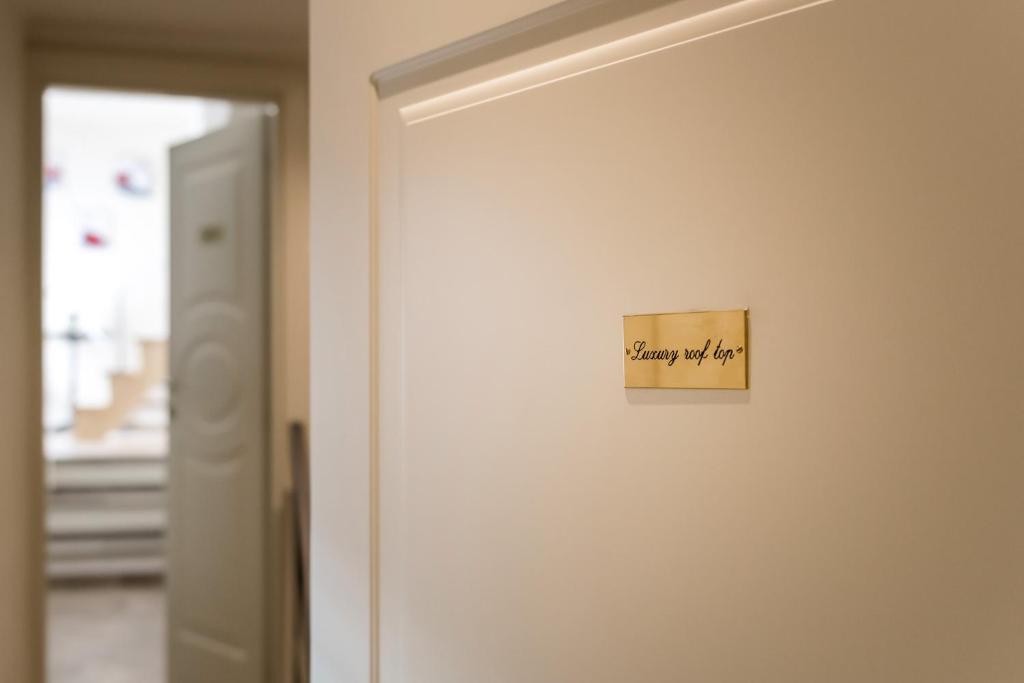 a door with a sign that reads happy new year at Residenza Conte di Cavour & Rooftop in Florence