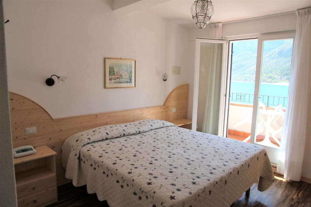 Postel nebo postele na pokoji v ubytování Lago Park Hotel
