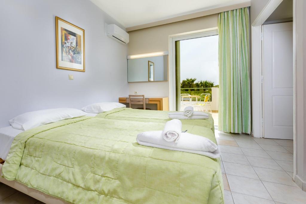 Postel nebo postele na pokoji v ubytování Sovereign Beach Hotel