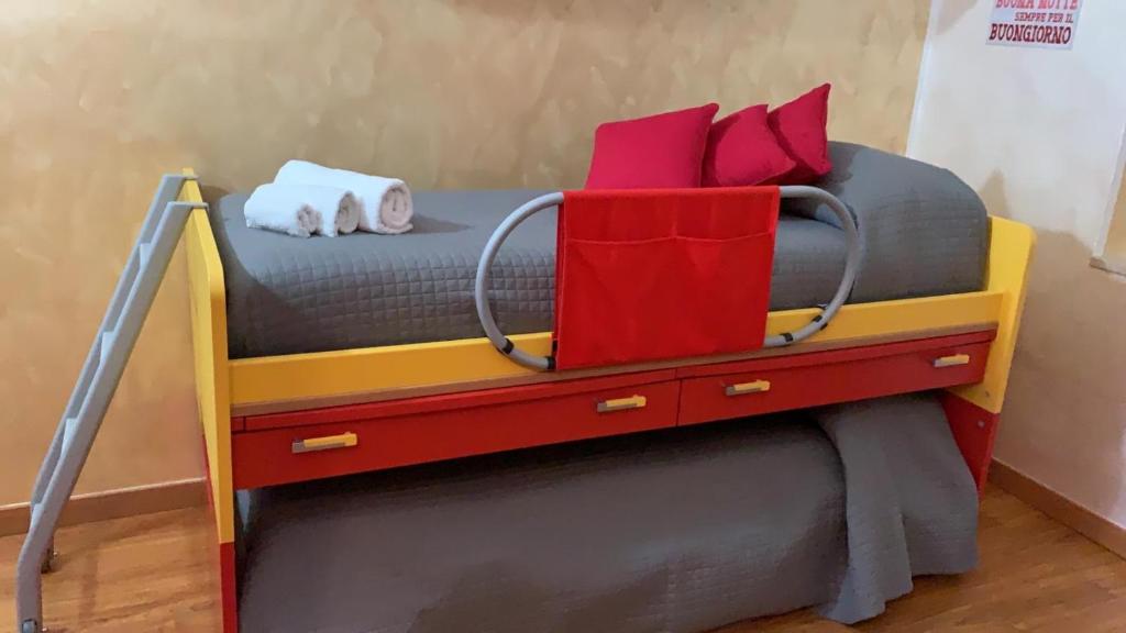 Łóżko lub łóżka w pokoju w obiekcie Appartamento La Regina Del Garda