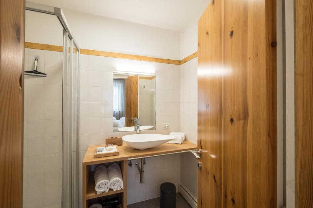 łazienka z umywalką i prysznicem w obiekcie Art Apartment Schatzer w mieście Funes