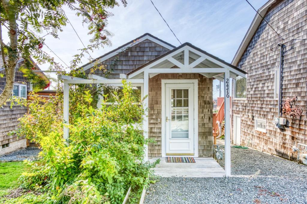 a brick house with a white door at Baerfoot Bungalow in Cannon Beach
