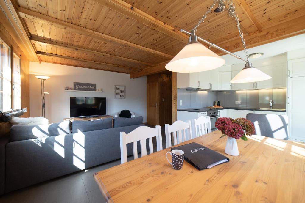 cocina y sala de estar con mesa y sofá en Schwendiblick en Wildhaus