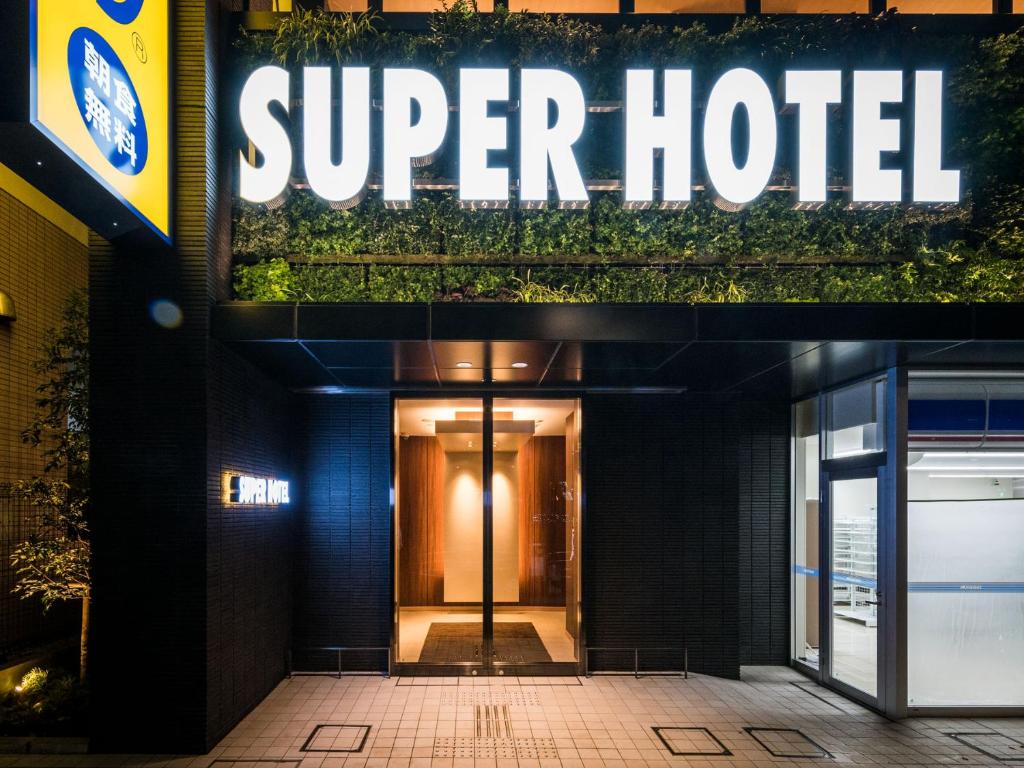 Super Hotel Tokyo Kinshicho Ekimae في طوكيو: مبنى به لافته لفندق ممتاز
