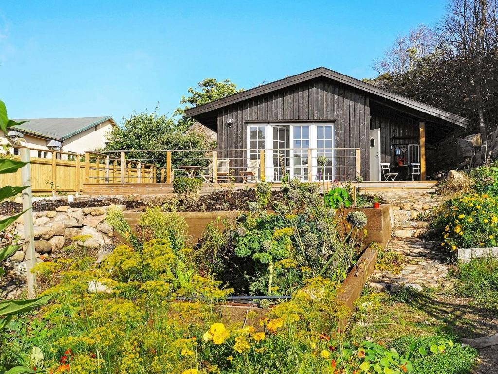 une petite maison avec un jardin en face de celle-ci dans l'établissement 4 person holiday home in Sk rhamn, à Skärhamn
