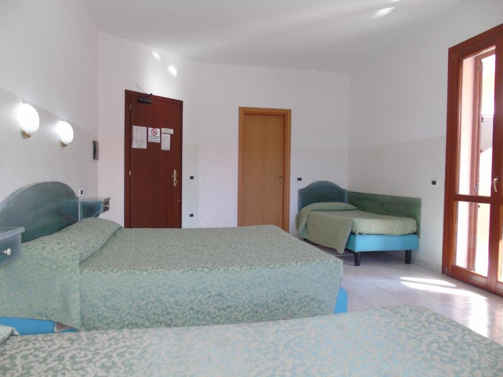 Hotel Meridiana - Habitación Cuádruple Con Balcón