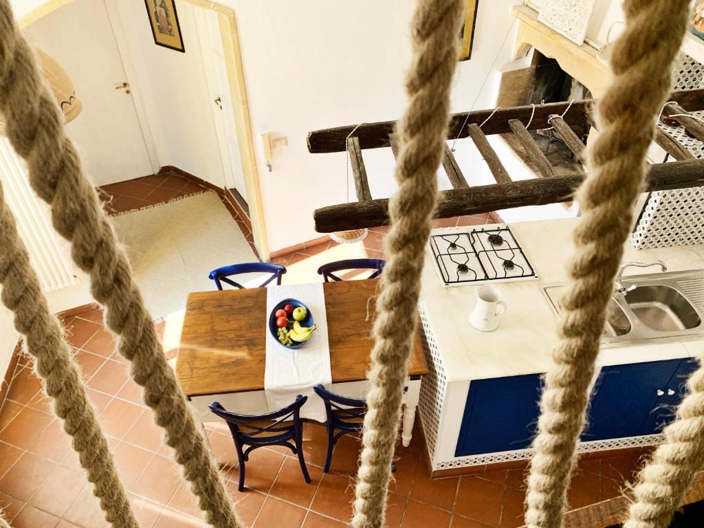 Zimmer mit Tisch, Stühlen und Seilen in der Unterkunft Upstairs - Lazy Terrace in Lecce