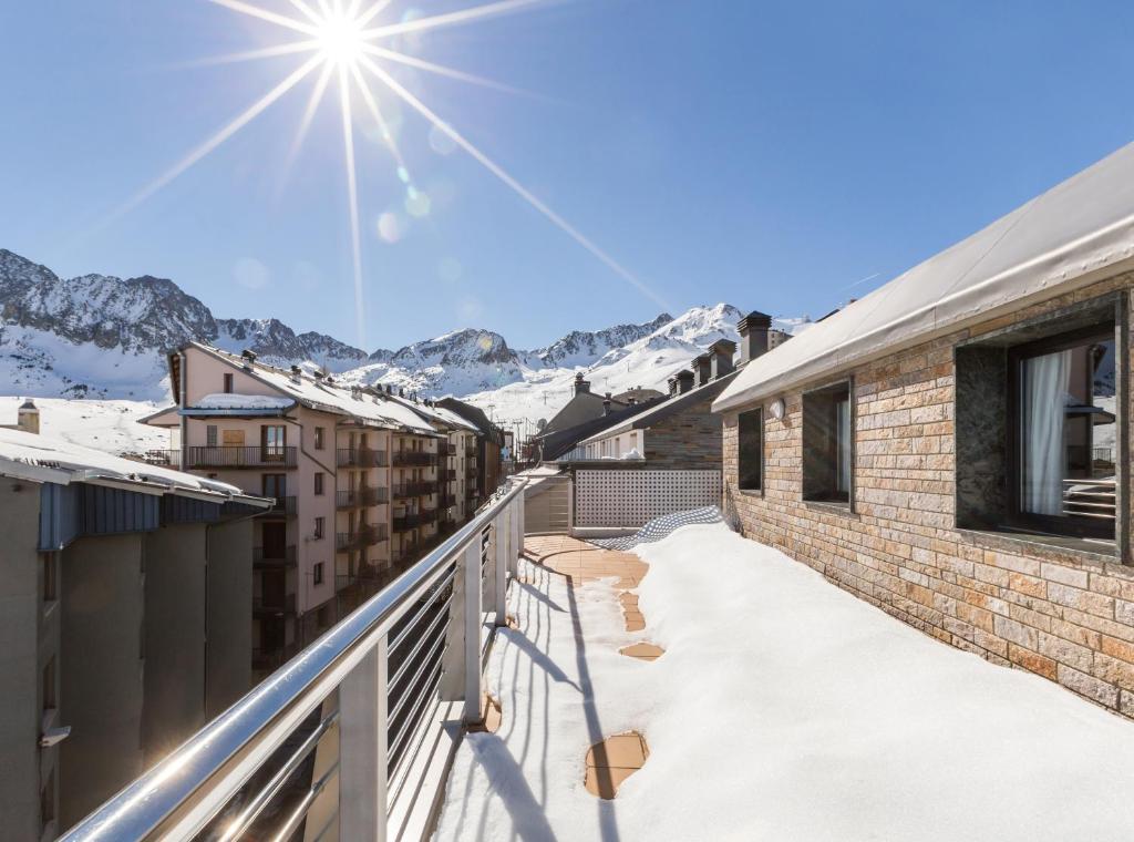 パス・ダ・ラ・カザにあるPierre & Vacances Pas de la Casa Alaskaの山々の景色を望む雪に覆われたバルコニー