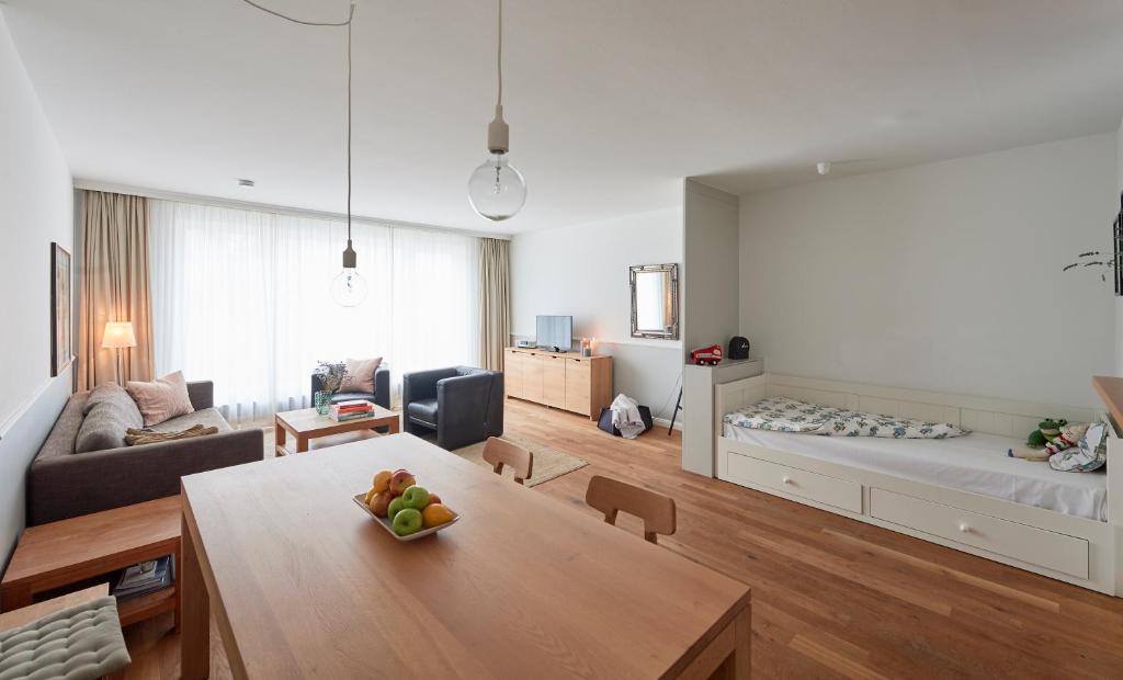 sala de estar con mesa y sofá en Haus am Meer-Ferienwohnungen, en Norderney