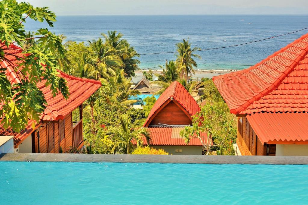 - Vistas al océano desde la piscina del complejo en Petak Cottage en Nusa Penida