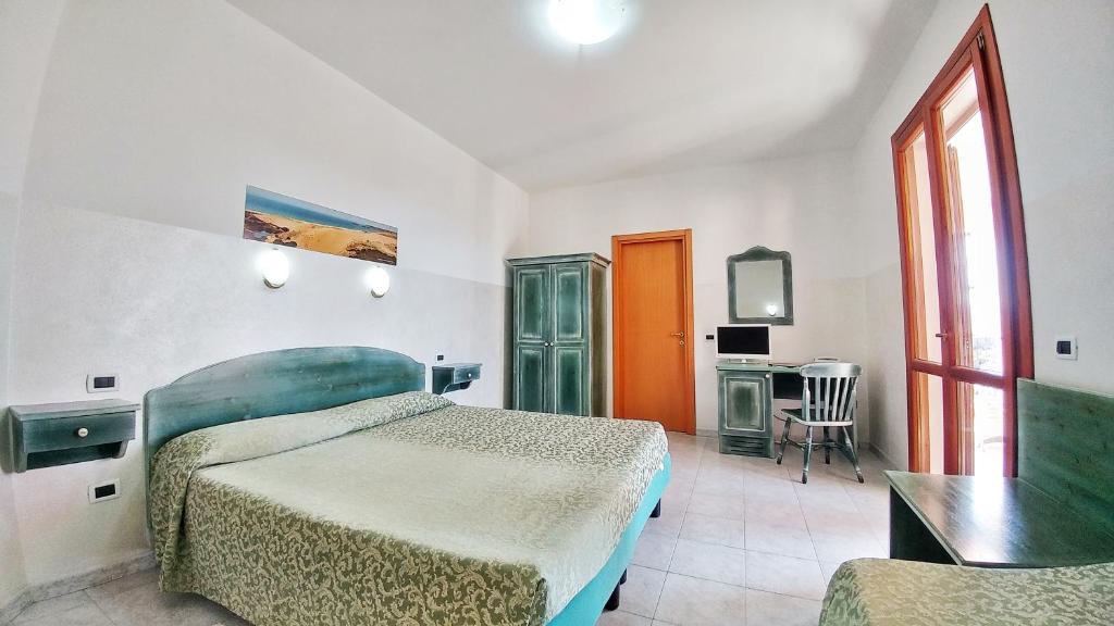 Hotel Meridiana - Habitación Triple Con Balcón