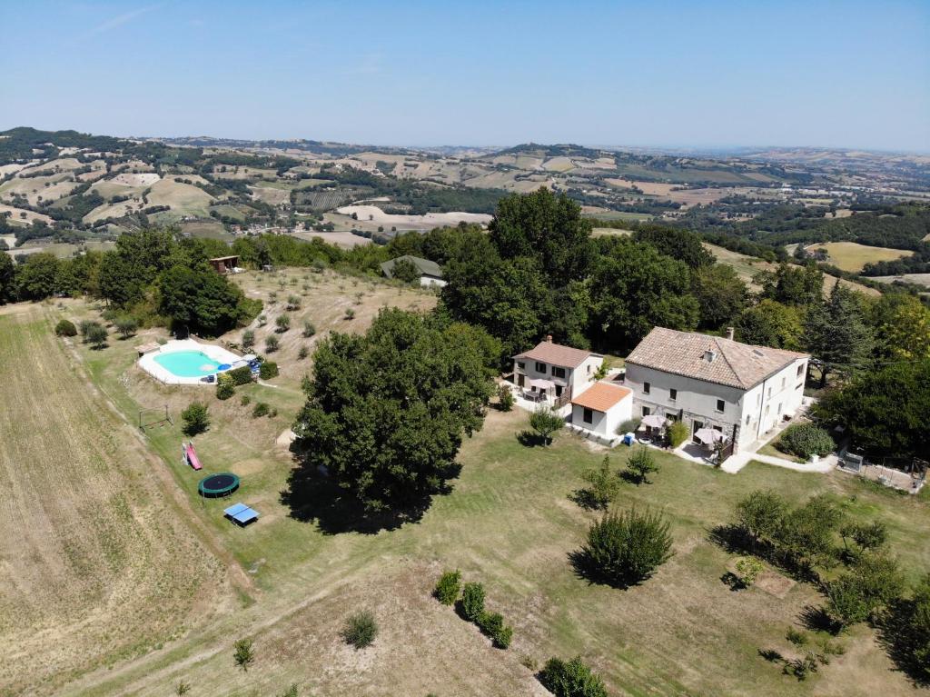 een luchtzicht op een huis met een zwembad op een veld bij I Magnoni in Pergola