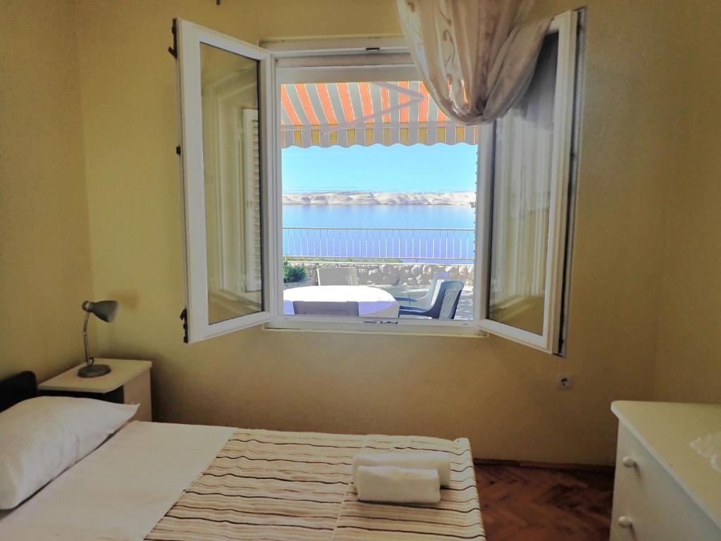 Postel nebo postele na pokoji v ubytování Apartment Jela at the seafront